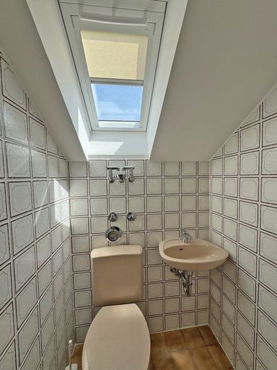 Bezugsfrei: Dachgeschosswohnung mit 2 herrlichen Dachterrassen in Taufkirchen – Gäste WC