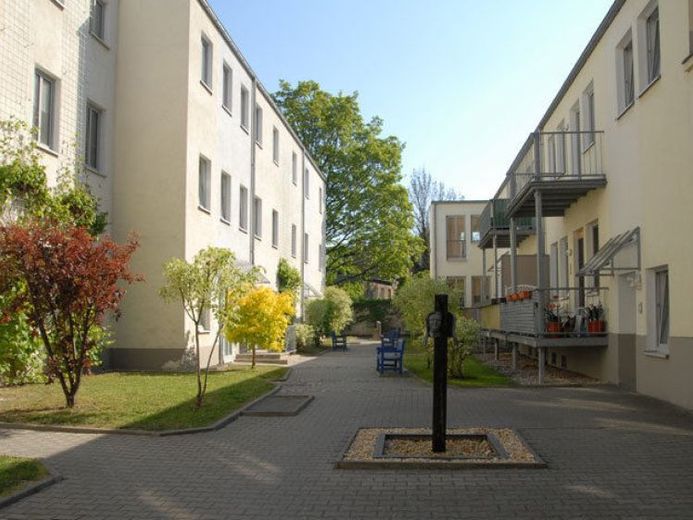 Schicke 2-Zi-WE mit Einbauküche, Garten, Bad mit Fenster, in zentrumsnaher Lage! – Foto 1