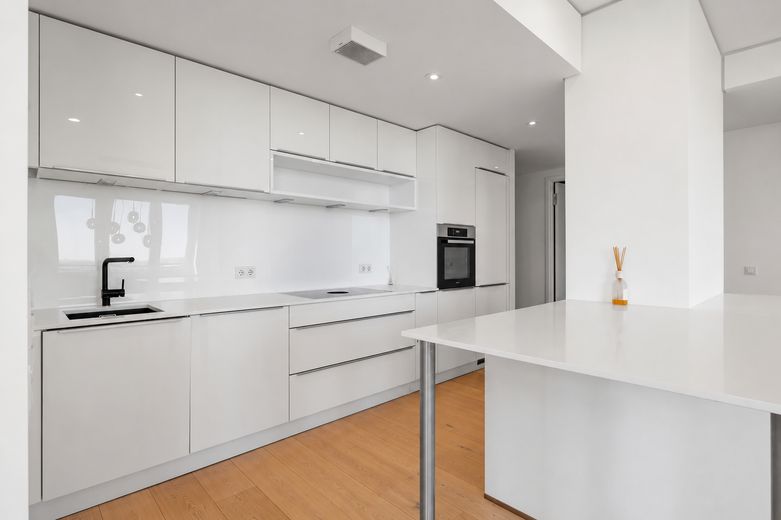 Exclusief 3-kamer-penthouse in het PRÄDIUM Frankfurt | 169 m² | skylinezicht | 18e verdieping – Einbauküche