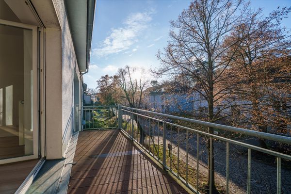 Lichtrijk 3-kamerappartement, ca. 96 m², met groot zonnig balkon in het groen