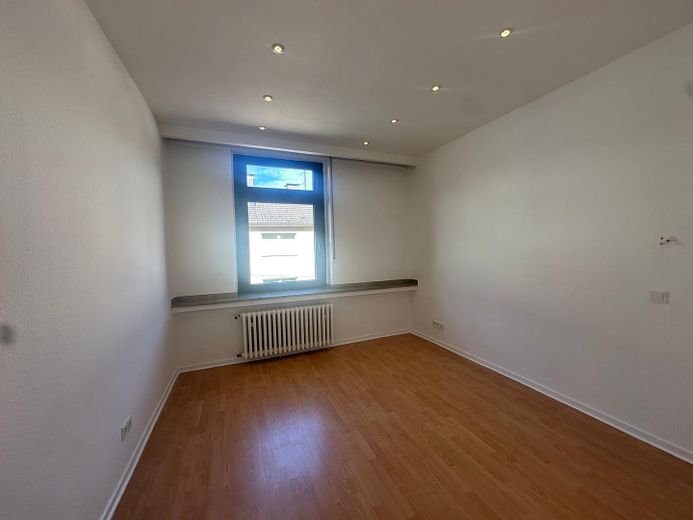 Frisch renovierte, helle 3 - Zimmer Wohnung in ruhigem Haus direkt an den Barmer Anlagen – Schlafzimmer