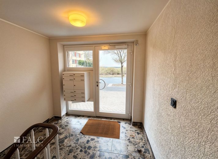 gemütliche Familienwohnung: 4 Zimmer mit Wintergarten, zwei Loggien &amp; Tiefgaragenstellplatz – Hauseingangstür