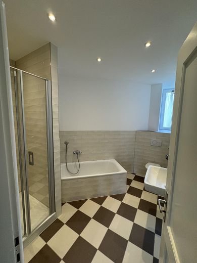 Sanierte 2-Zimmer-Wohnung im beliebten Brentanoviertel mit neuer Küchenzeile! – Badezimmer 
