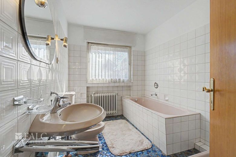 Wohnen mit Perspektive: Einfamilienhaus inklusive Einliegerwohnung auf 878 m² Sonnengrundstück – Badezimmer_EG