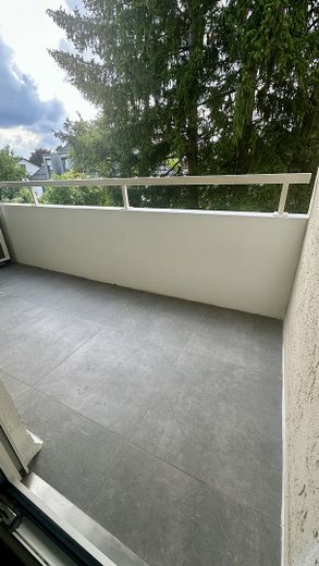 Bezugsfreie 2-Zimmer-Wohnung mit renoviertem Balkon & Fenster in Berg am Laim – provisionsfrei – Balkon nach Renovierung