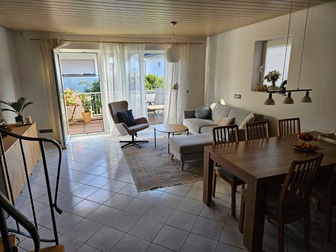 Wohnzimmer und Südterrasse 