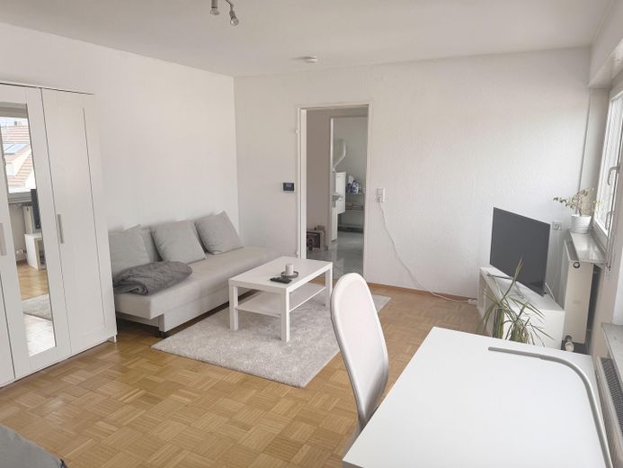 Helle 2-Zimmer-Wohnung mit großem Balkon & moderner Küche – Parkettboden