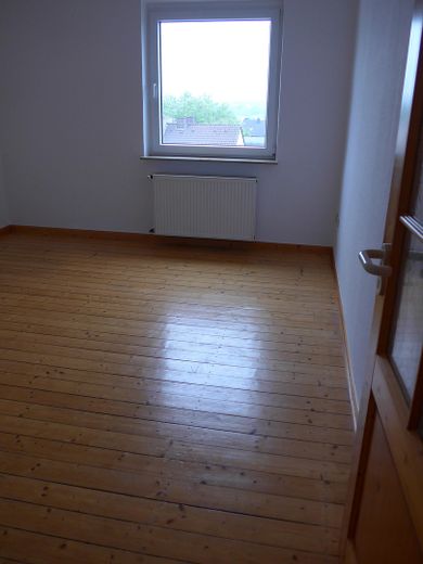 Für Holzfreunde: 2Z, Wohnküche, Bad, Flur, Abstell – Schlafzimmer