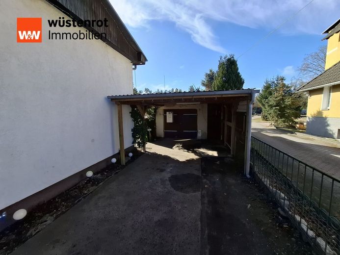 Neuer Preis! Doppelhaus im Bungalowstil in Luckenwalde mit großer Nutzfläche im Keller zu verkaufen. – Einfahrt