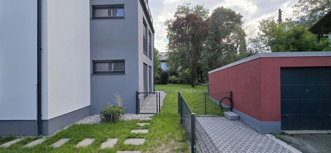 Zugang zur Garage und Garten