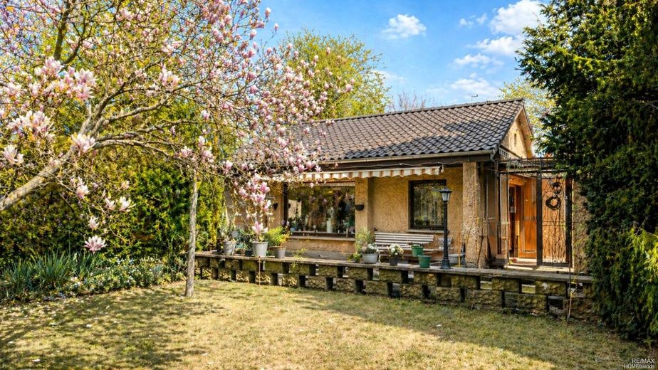 Casa unifamiliare bungalow a Berlino-Karow con cantina, garage, terreno di 1.006 m² | potenziale di ampliamento | si richiede la vostra offerta nel procedimento digitale! – Titelbild - Darstellung leicht optimiert (Jahreszeit)