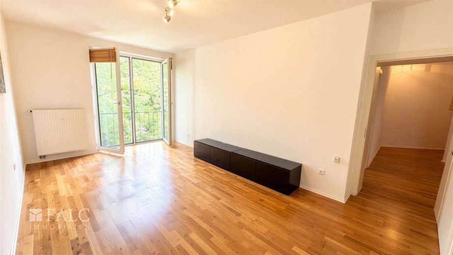 Mitten in der Stadt, direkt im Grünen - gepflegte 2-Zimmer-Wohnung mit besonderem Ausblick – Wohnzimmer