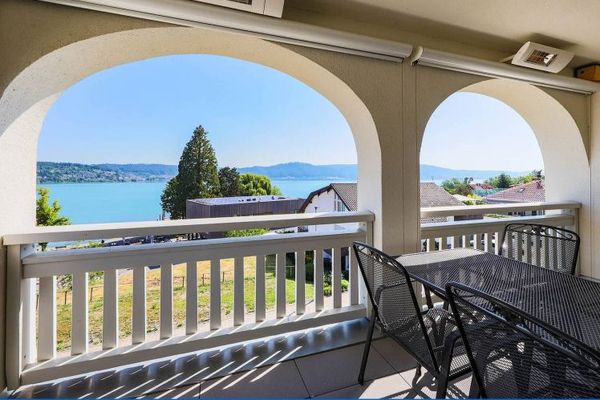 Bodman con vistas al lago: fantástico apartamento de 3,5 habitaciones
con 2 balcones, ascensor, 2 plazas de garaje subterráneo, bodega y cocina equipada