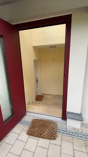 Erstbezug nach hochwertiger Sanierung – schönes Mittelhaus mit Terrasse & Talblick & Carport – gemeinsamer Eingang Haus 2+3