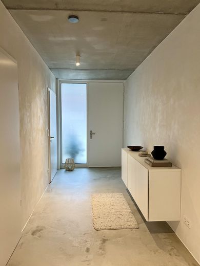 4-Zimmer-Wohnung mit großem Garten, Terrasse & Garage – Eingangsbereich