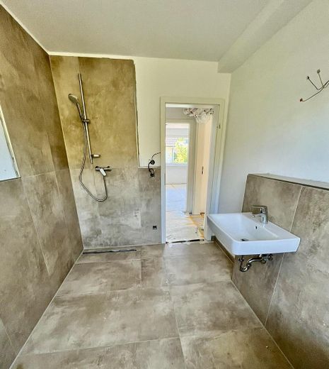 Borby - Bungalow modernizzato con giardino e garage - dopo ristrutturazione integrale – Bad mit WalkIn-Dusche