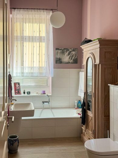 Стильна квартира в будинку старого фонду з садом і терасою у віллі в стилі модерн, що перебуває під охороною як пам’ятка архітектури (відреставрована) – Bad mit Wanne, WC und Bidet