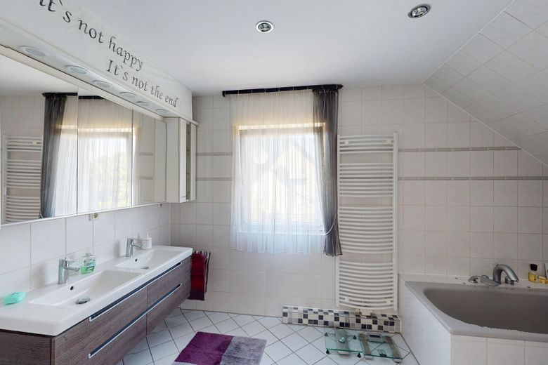 Geniş manzaralı yenilikçi mimar evi; cömert yaşam alanı; modern enerji tedariki – Badezimmer OG