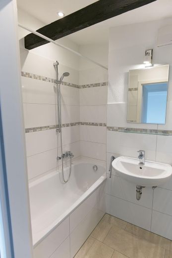 Stilvolle ruhige 3-Zi-Dachgeschosswohnung – eigene Etage, Dachbalken & Gartenmitnutzung – Bad