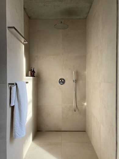 4-Zimmer-Wohnung mit großem Garten, Terrasse & Garage – Dusche