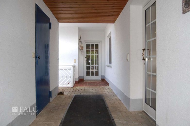 +++Großes Einfamilienhaus mit Option für Vermietung, Praxis- oder Büroräume und schönem Garten+++ – Durchgang zum Hauseingangm Garage und Anbau