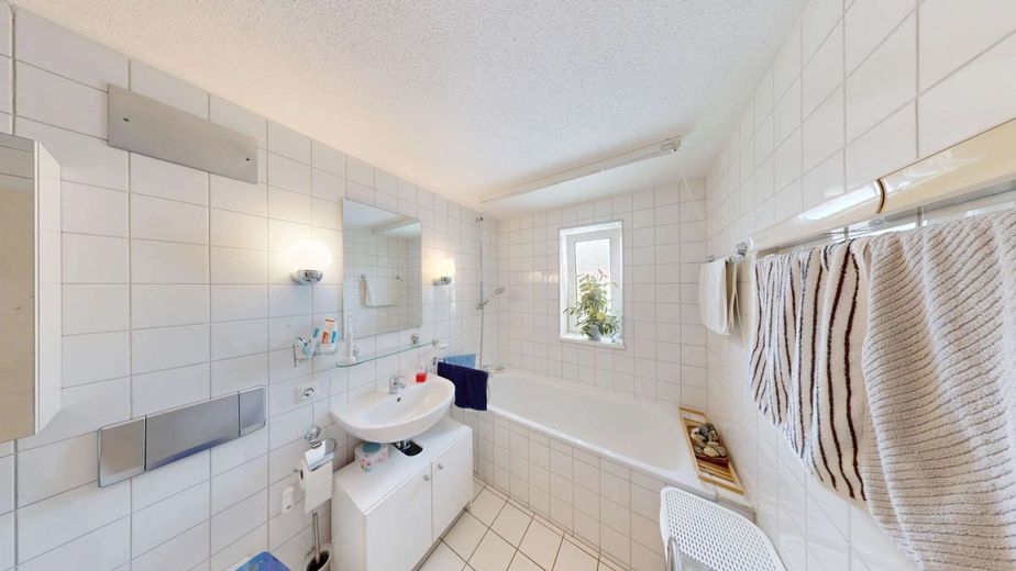 Helle Dachgeschosswohnung mit Balkon in ruhiger, grüner Lage vor den Toren Berlins – Badezimmer