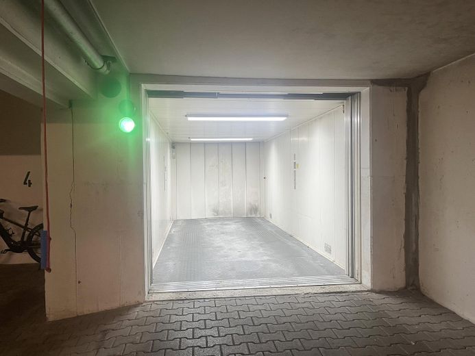 Top-Gelegenheit: Tiefgaragenstellplatz in Bestlage von Bad Reichenhall - Nähe Zentrum/Krankenhaus – Komfortabler Autoaufzug