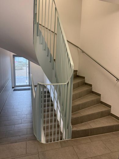 Amueblado: moderno apartamento de 4 habitaciones en los Welfenhöfen (limitado a dos años) – Treppenaufgang_2