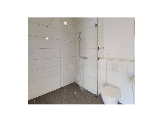 Helle 3-Zimmer-Wohnung mit Balkon und Dusche + Badewanne in Nauen! – Badezimmer II