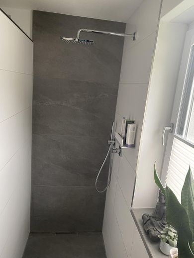 120 m² Familienwohnung mit XXL-Balkon, Doppelgarage, Wallbox, nahe Ingolstadt – Duschbereich