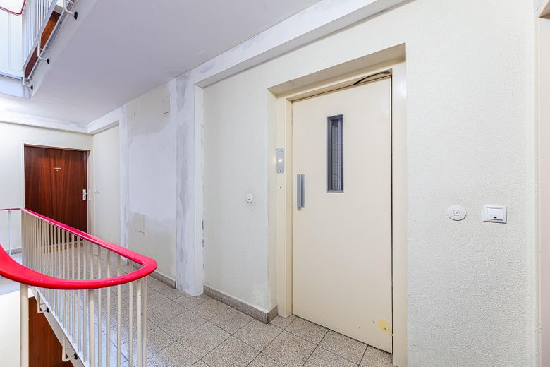 Aufzug und Wohnungstür