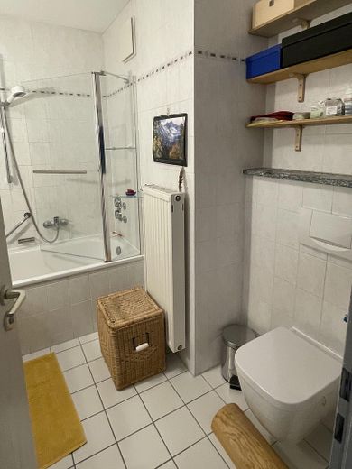 Gemütliche 3 Zimmer-Maisonettenwohnung in Eresing (Nähe Geltendorf, BRB und S-Bahn München) – Bad rechte Seite