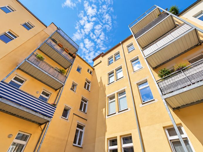 Balkonlu ve ankastre mutfaklı, tarihi çok aileli konutta çekici, modernize edilmiş 2 odalı daire - %6 getiri – Hinterhaus
