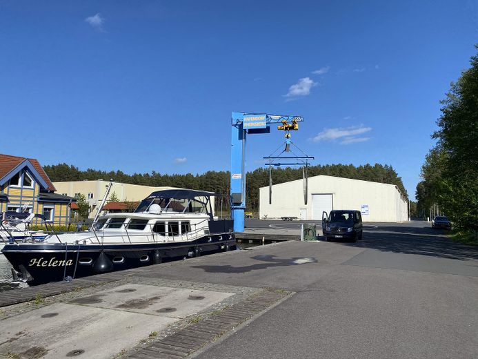 Ferienhaus mit eigenem Bootssteg im Hafendorf Rheinsberg – Slipanlage u. Bootskran