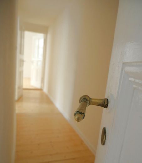Provisionsfrei - gepflegte, helle Altbauwohnung in Nord-Neukölln – Blick in den Flur
