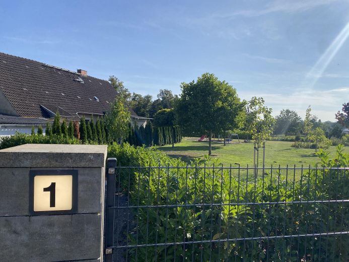 Einfamilienhaus mit großem, gepflegtem Grundstück – provisionsfrei von privat – Blick in den Garten
