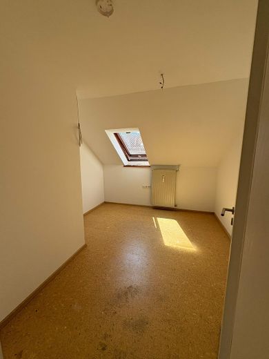 Luminoso appartamento di 4 locali mansardato con giardino privato – Büro