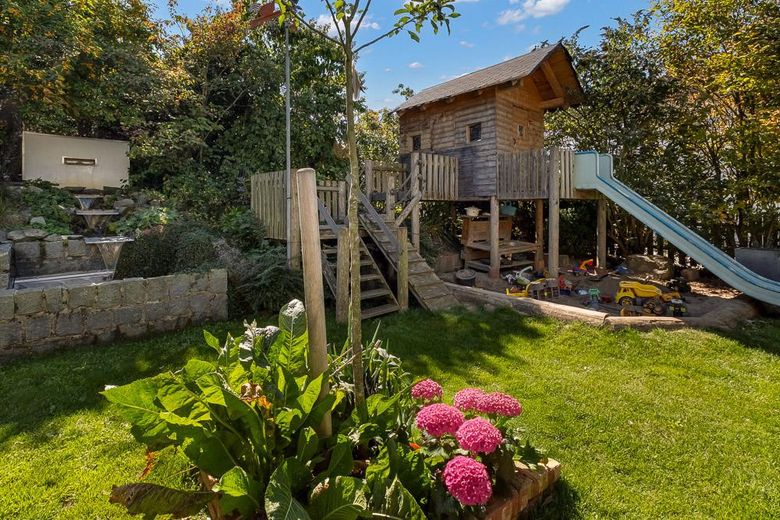 Spielbereich und Bachlauf