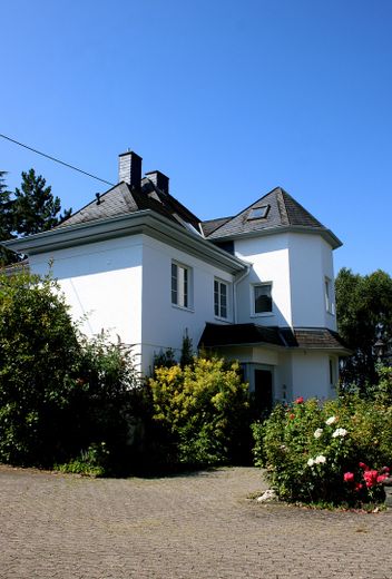 Affascinante villa su un ampio terreno divisibile, con alberi secolari e posizione elevata senza possibilità di edificazione antistante – So kommt man an