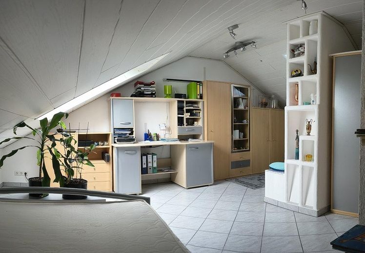 Modernisiertes Reihenmittelhaus in ruhiger Lage – Zimmer DG