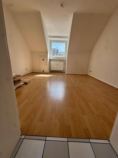 Yeni baştan tamamen yenilenmiş, oturma mutfaklı, yeni ankastre mutfaklı ve güneşlenme teraslı 3 odalı çatı katı dairesi Eller’de – Zimmer 2