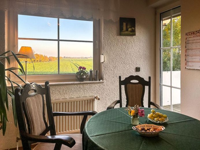 Wohnzimmer mit Balkonzugang