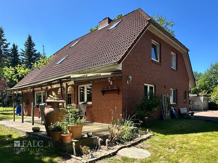 Traumhaft Wohnen in der Natur - Top Einfamilienhaus mit Einliegerwohnung – Ansicht mit Terrasse