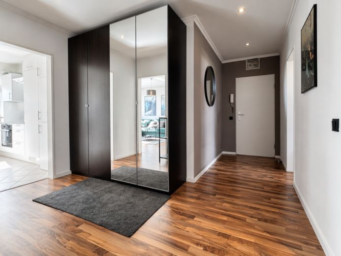 Appartement lumineux de 2,5 pièces à l’étage supérieur à Hambourg-Schnelsen avec balcon et place de stationnement – Photo 1