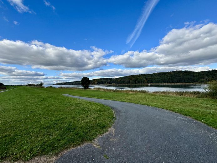 Radweg an der Elbe entlang 