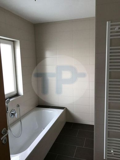 RESERVIERT! WALMDACHBUNGALOW MIT GARAGE UND CARPORT IN TRAUMHAFTER SIEDLUNGSRANDLAGE – Bad