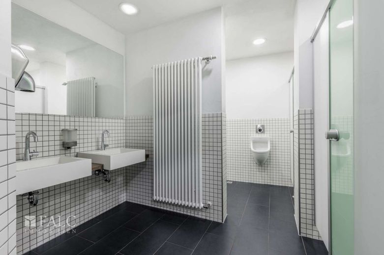 Stabiles Wohn-Gewerbe-Investment mit Entwicklungsperspektive und Einzelverkaufsoption – Gewerbe WC