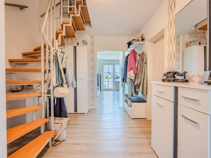 Maisonette mit besonderem Wohngefühl – 85 m², Balkon mit freiem Blick & Stellplatz – Flur