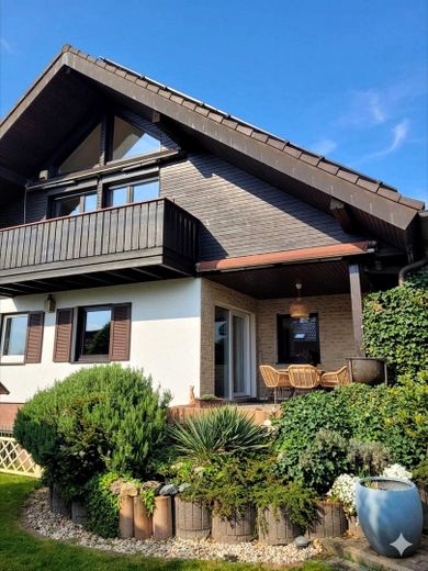 Casa familiare ammodernata con possibilità di appartamento separato, impianto fotovoltaico, riscaldamento a pavimento e classe di efficienza energetica B – Haus_Front