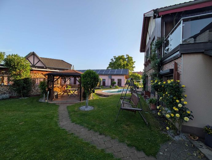 Wohnparadies Mehrgeneration Solar PV/Thermie, 80kWh Speicher, 2 Carport, Pool, WoMo-Platz – v. Hof z. Garten